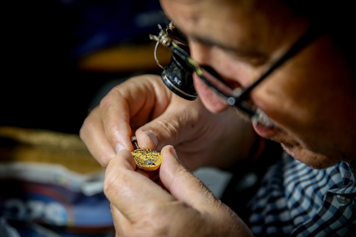 - Yakup Gökhan:
- "Fabrikalarda üretilen elektronik saatleri bulması kolay. Bizim