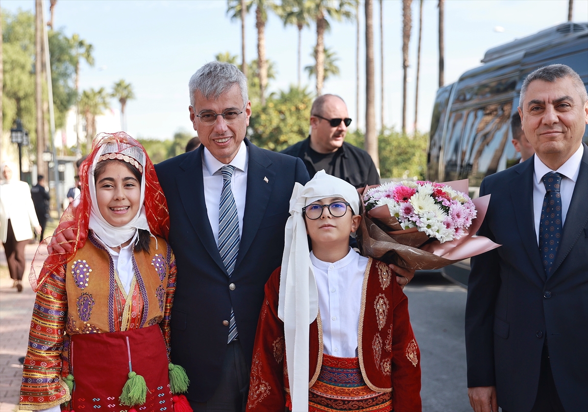 - "Türkiye artık sadece sağlık hizmetlerini sunan değil, bunun bilimini