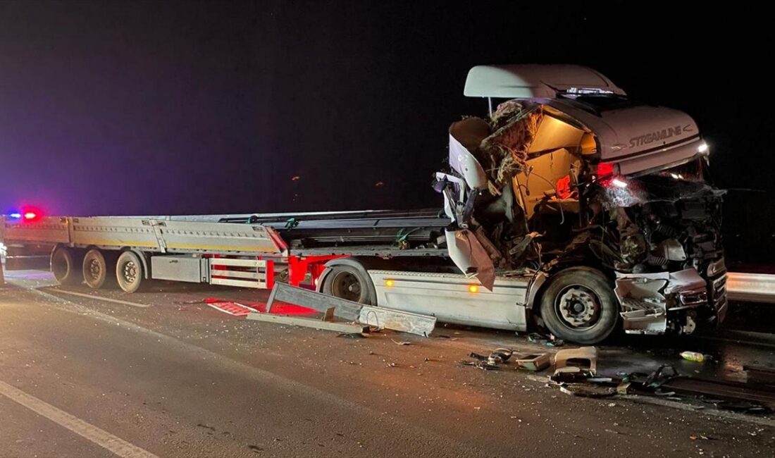 SAKARYA (AA) – Sakarya'nın Pamukova ilçesinde kamyona çarpan demir yüklü