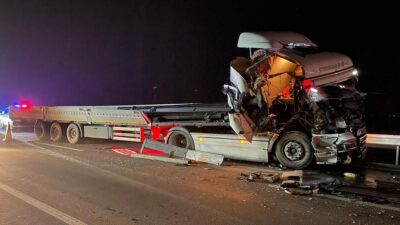 SAKARYA (AA) – Sakarya'nın Pamukova ilçesinde kamyona çarpan demir yüklü
