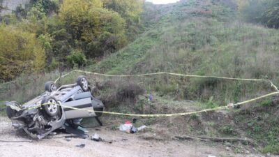 SAKARYA (AA) – Sakarya'nın Akyazı ilçesinde uçurama devrilen otomobildeki 1