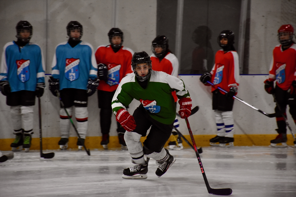 - İlk kez giydiği milli takım formasıyla dünya şampiyonluğu kazanan