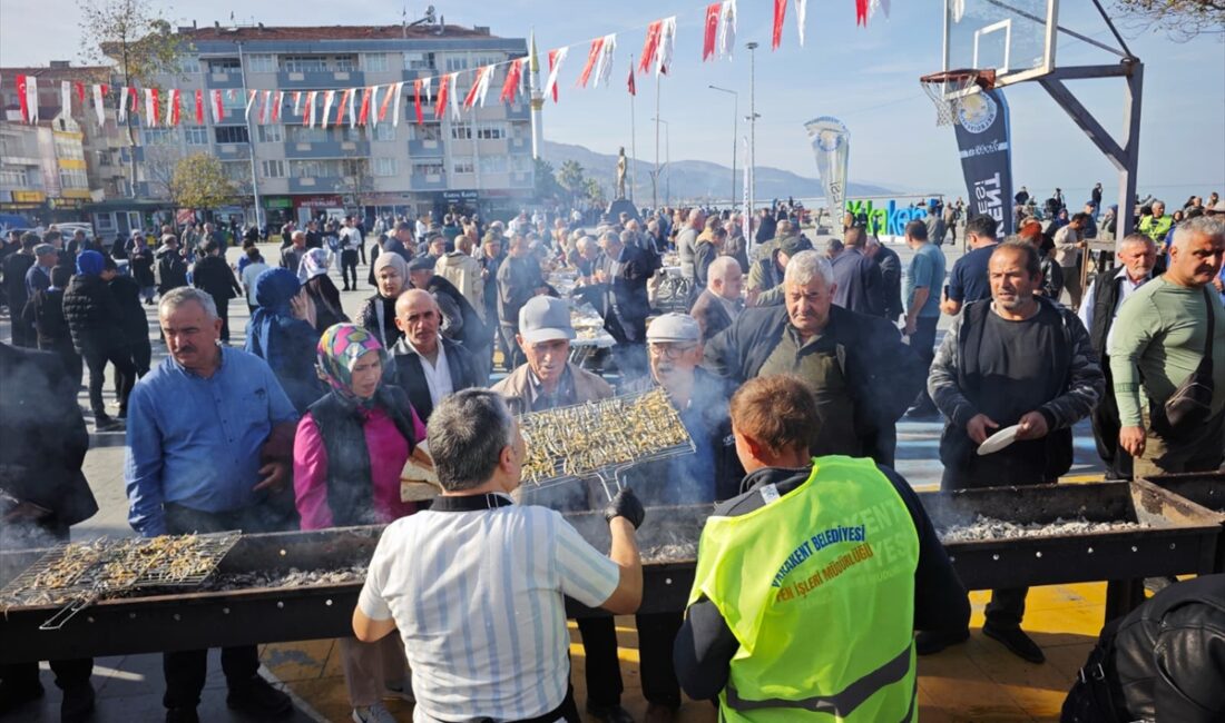 SAMSUN (AA) – Samsun'un Yakakent ilçesinde düzenlenen hamsi festivalinde katılımcılara