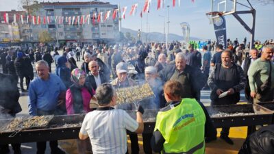 SAMSUN (AA) – Samsun'un Yakakent ilçesinde düzenlenen hamsi festivalinde katılımcılara