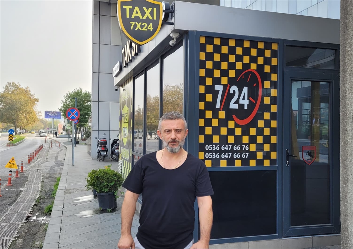 SAMSUN (AA) – Samsun'un Tekkeköy ilçesinde bir taksi sürücüsünün önünde