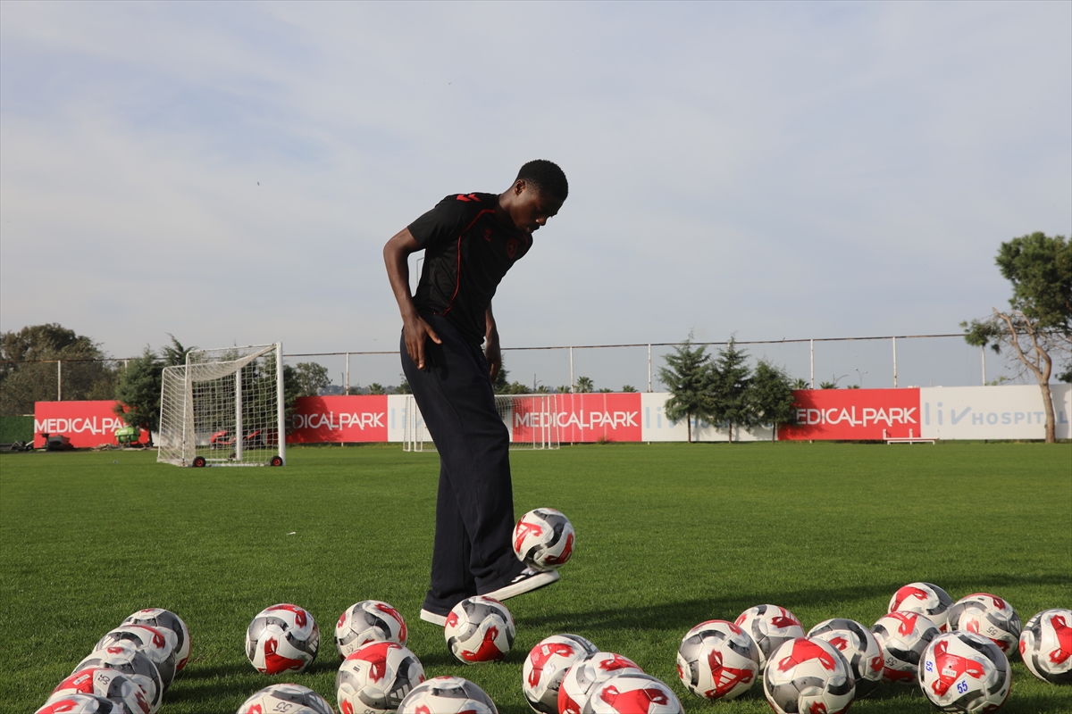 Hollandalı kanat oyuncusu Musaba: 
- "Ligde sıralama olarak biz onların