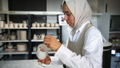 - Alanya'da atölyede ürettiği eşyaları müşterilerin beğenisine sunan Derya Adar:
-