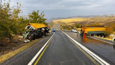 ŞANLIURFA (AA) – Şanlıurfa'nın Siverek ilçesinde iki kamyonun çarpıştığı kazada