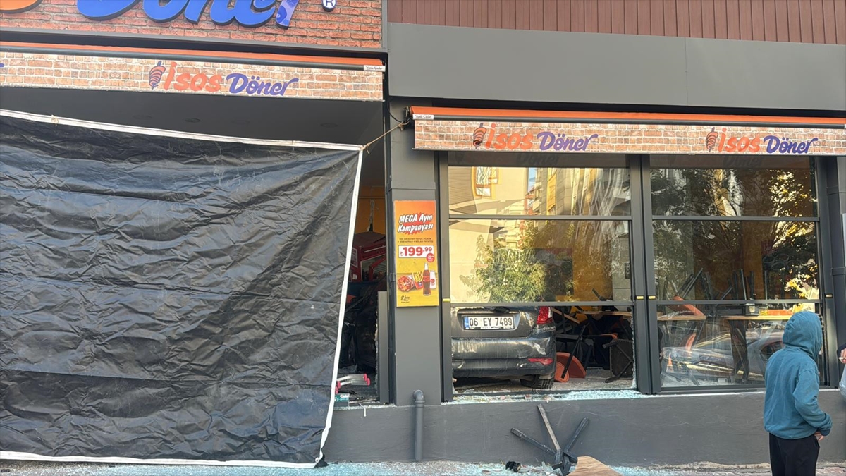 ŞANLIURFA (AA) – Şanlıurfa'nın Karaköprü ilçesinde kontrolden çıkan otomobil dönerci