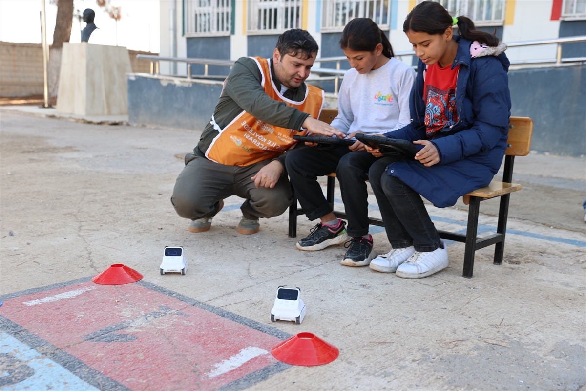 - Kendilerine tahsis edilen minibüsle köy okullarını ziyaret eden öğretmenler,