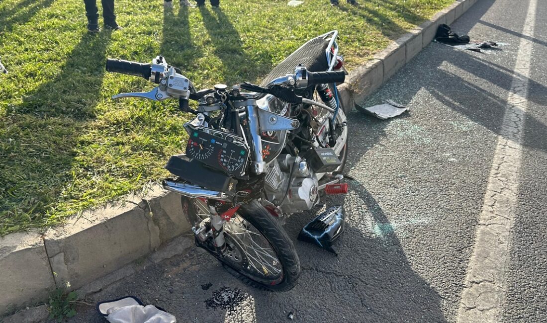 ŞANLIURFA (AA) – Şanlıurfa'nın Haliliye ilçesinde otomobille çarpışan motosikletteki 2