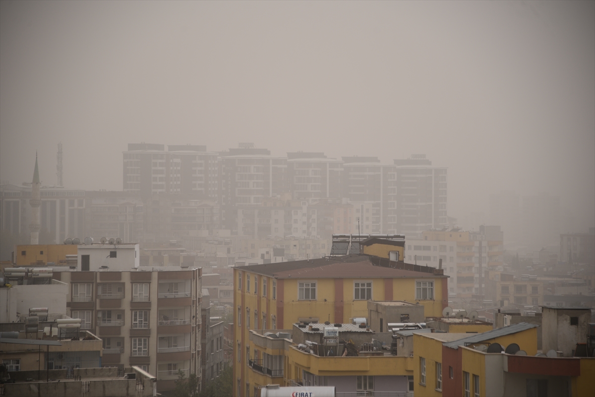 ŞANLIURFA (AA) – Şanlıurfa'da etkili olan toz taşınımı hayatı olumsuz