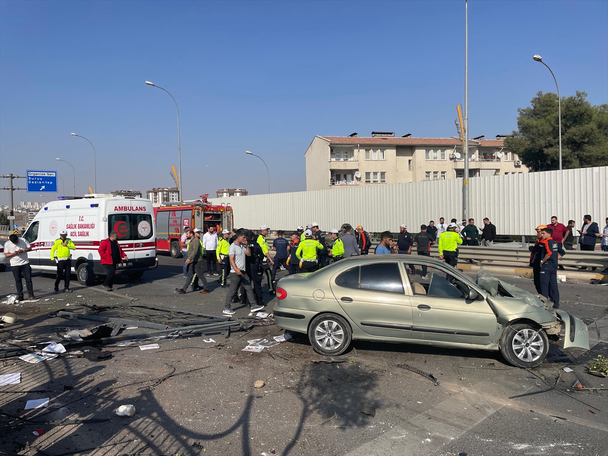 ŞANLIURFA (AA) – Şanlıurfa'nın Karaköprü ilçesinde 3 aracın karıştığı zincirleme