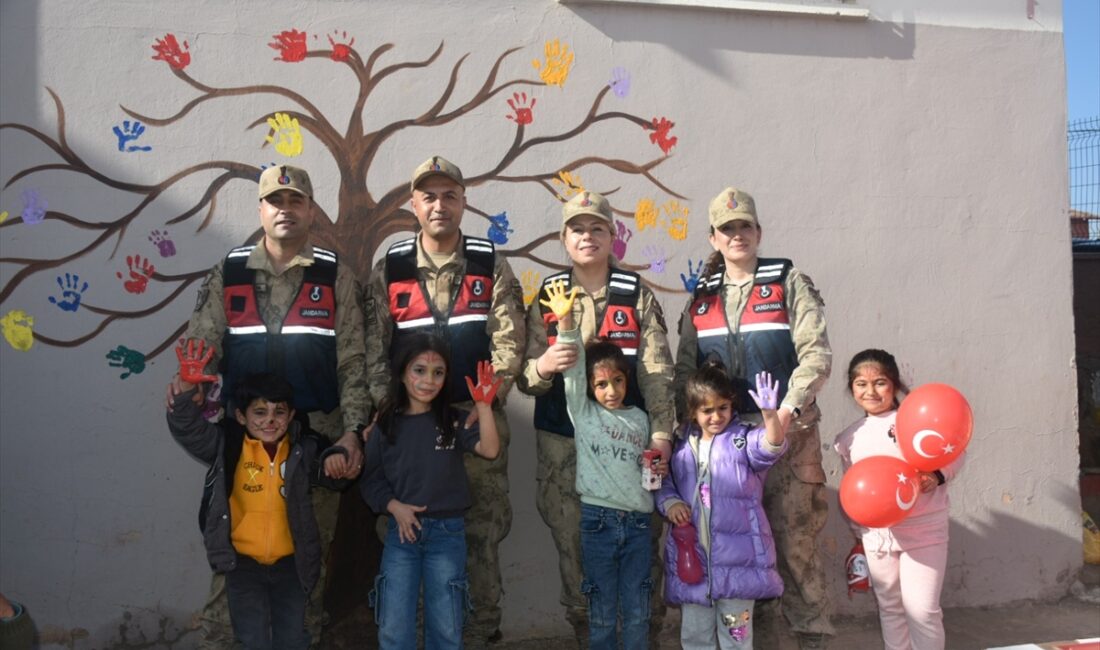 SİİRT (AA) – ​​​​​​​ Siirt'te jandarma ekipleri, 20 Kasım Dünya