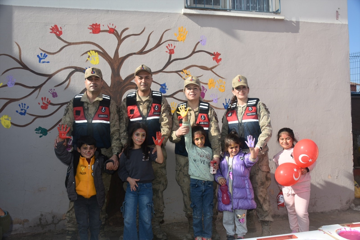 SİİRT (AA) – ​​​​​​​ Siirt'te jandarma ekipleri, 20 Kasım Dünya