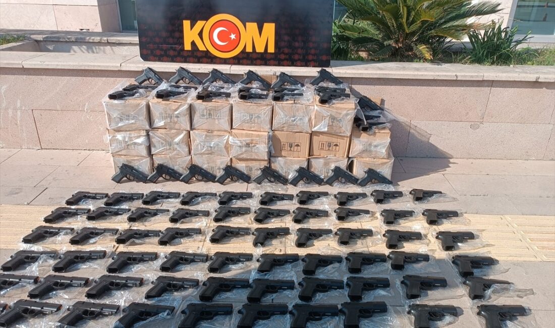 ADANA (AA) – Adana Emniyet Müdürlüğünün, silah kaçakçılığı yapan şebekeyi