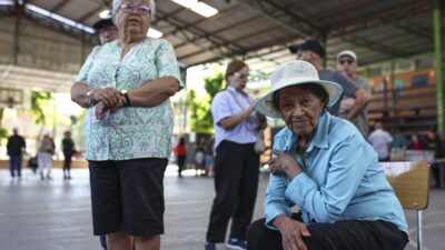 BOGOTA (AA) – Güney Amerika ülkesi Şili'de halk, ülkeyi 4