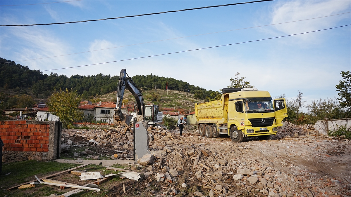 BALIKESİR (AA) – Balıkesir'in Sındırgı ilçesinde meydana gelen depremin ardından