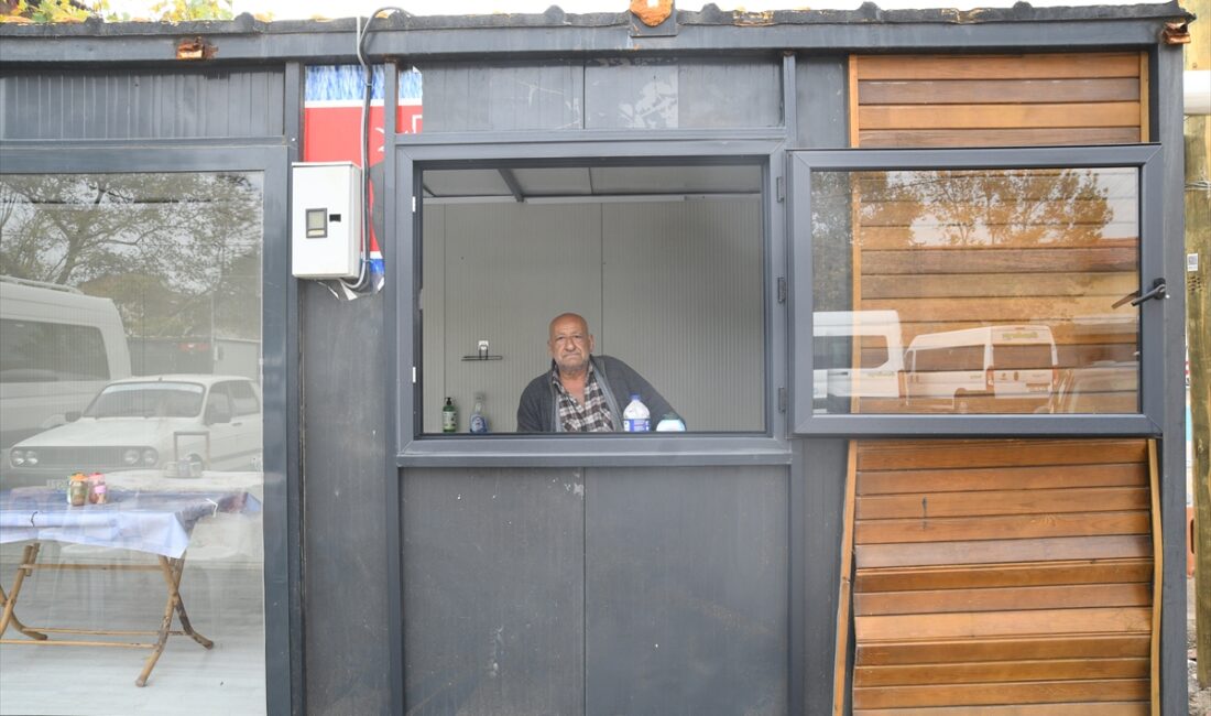 BALIKESİR (AA) – Balıkesir'in Sındırgı ilçesindeki depremlerin ardından iş yerleri