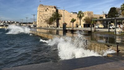 SİNOP (AA) – Karadeniz'de etkili olan fırtına Sinop'ta yüksek dalgalar