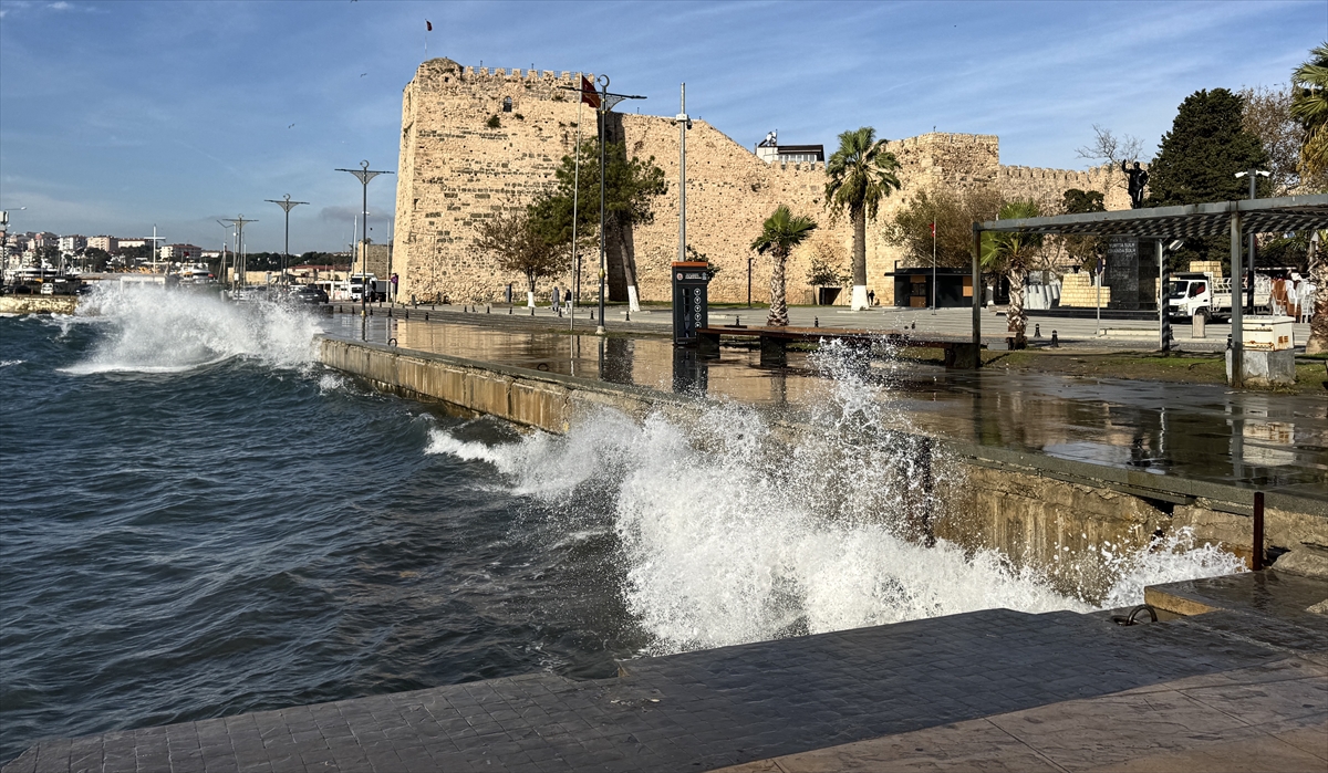 SİNOP (AA) – Karadeniz'de etkili olan fırtına Sinop'ta yüksek dalgalar