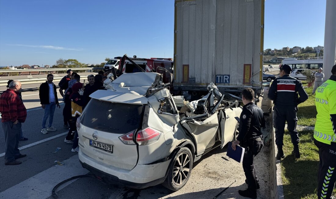 SİNOP (AA) – Sinop'ta otomobilin park halindeki tıra çarpması sonucu