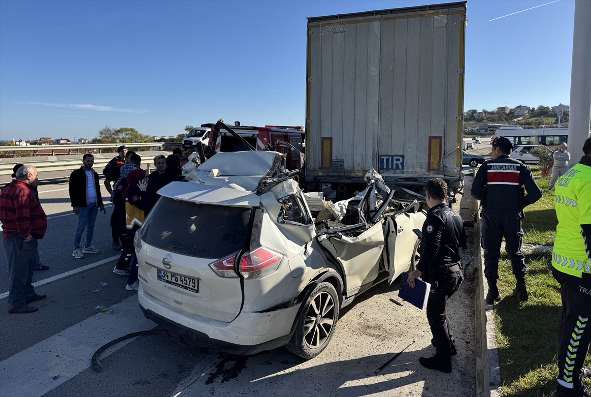 SİNOP (AA) – Sinop'ta otomobilin park halindeki tıra çarpması sonucu
