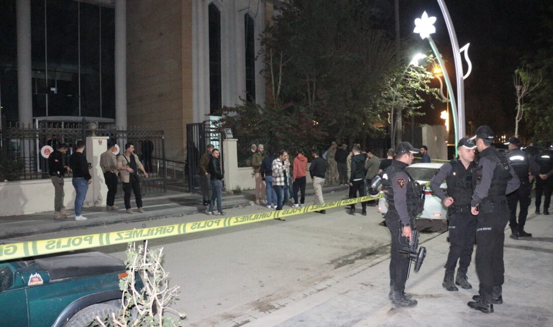 ŞIRNAK (AA) – Şırnak'ın Cizre ilçesinde adliye önünde silahlı saldırıya