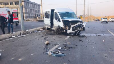 ŞIRNAK (AA) – Şırnak'ta minibüs ve hafif ticari aracın çarpışması
