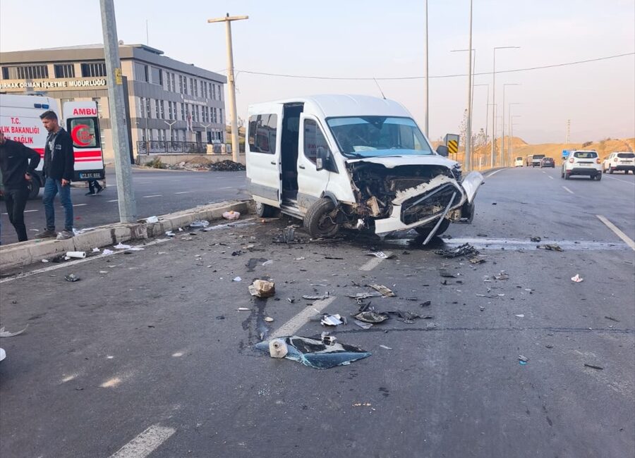 ŞIRNAK (AA) – Şırnak'ta minibüs ve hafif ticari aracın çarpışması