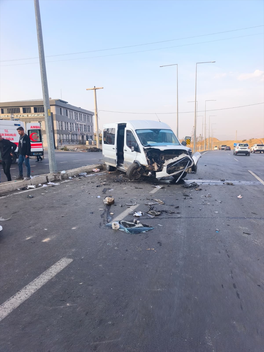 ŞIRNAK (AA) – Şırnak'ta minibüs ve hafif ticari aracın çarpışması