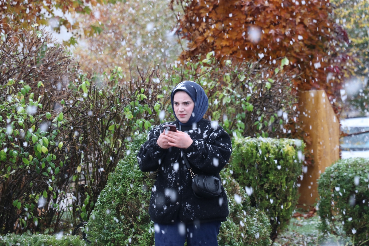 SİVAS (AA) – Sivas kent merkezine mevsimin ilk karı yağdı.