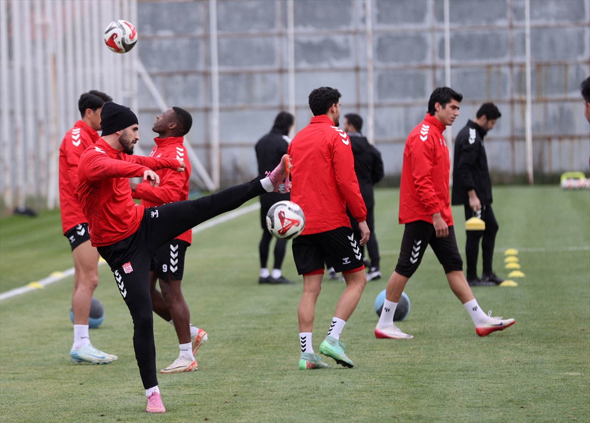 - Teknik direktör Mehmet Altıparmak:
"Biran önce altlardan çıkıp, kendi yerimiz