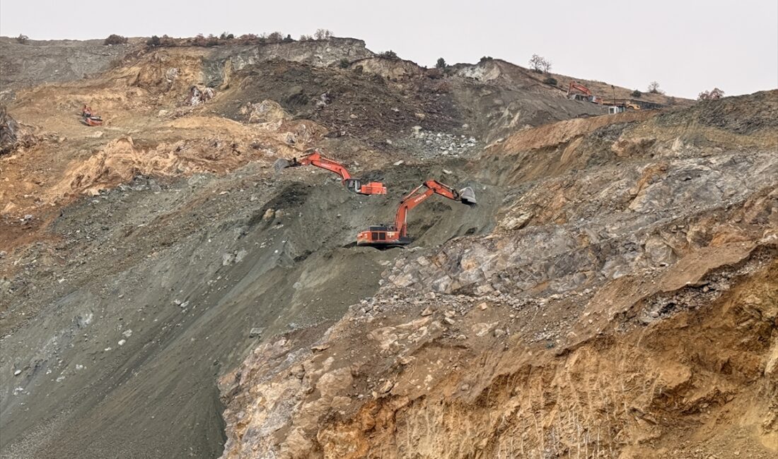 SİVAS (AA) – Sivas'ın Divriği ilçesinde demir madeni ocağında meydana