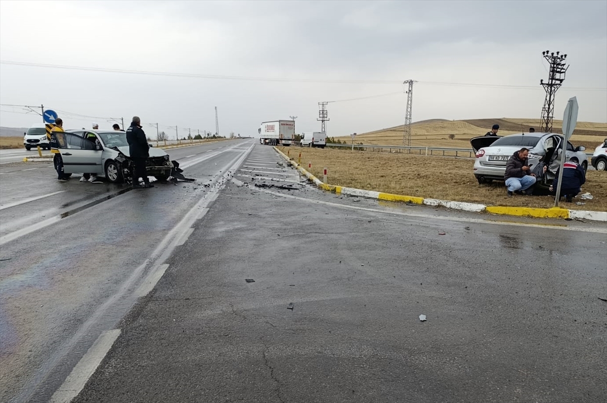 SİVAS (AA) – Sivas'ın Şarkışla ilçesinde meydana gelen trafik kazasında