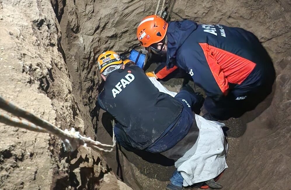SİVAS (AA) – Sivas'ın Akıncılar ilçesinde komşusunun kazdığı çukura düşen