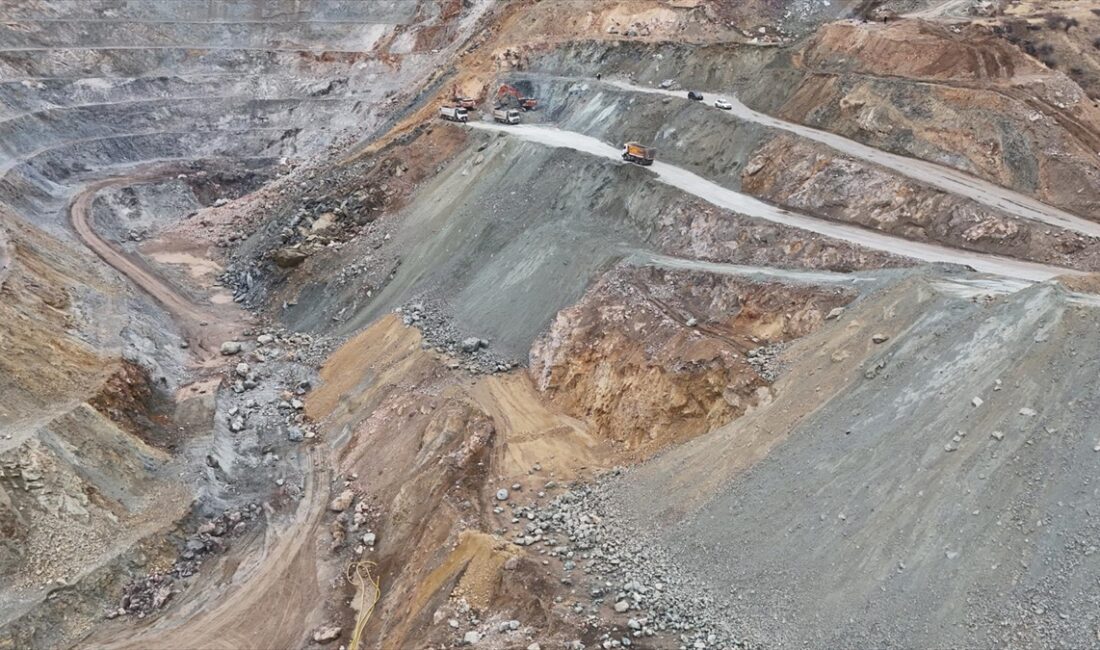 SİVAS (AA) – Sivas'ın Divriği ilçesinde demir madeni ocağında göçük