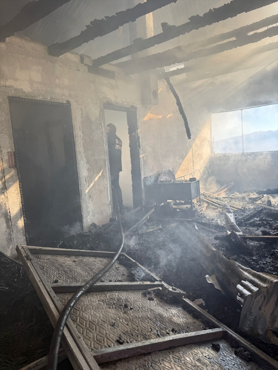 SİVAS (AA) – Sivas'ın Koyulhisar ilçesinde yayla evinde çıkan yangın,