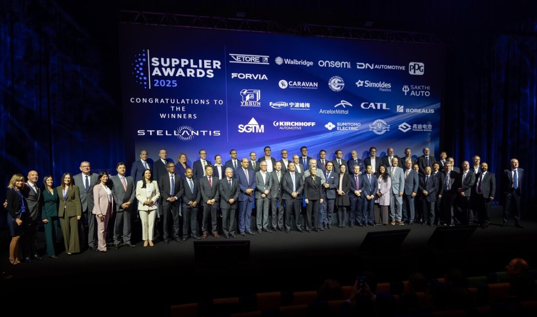 - Stellantis CEO'su Antonio Filosa:
- "Hızla değişen bir pazarda ilerlerken