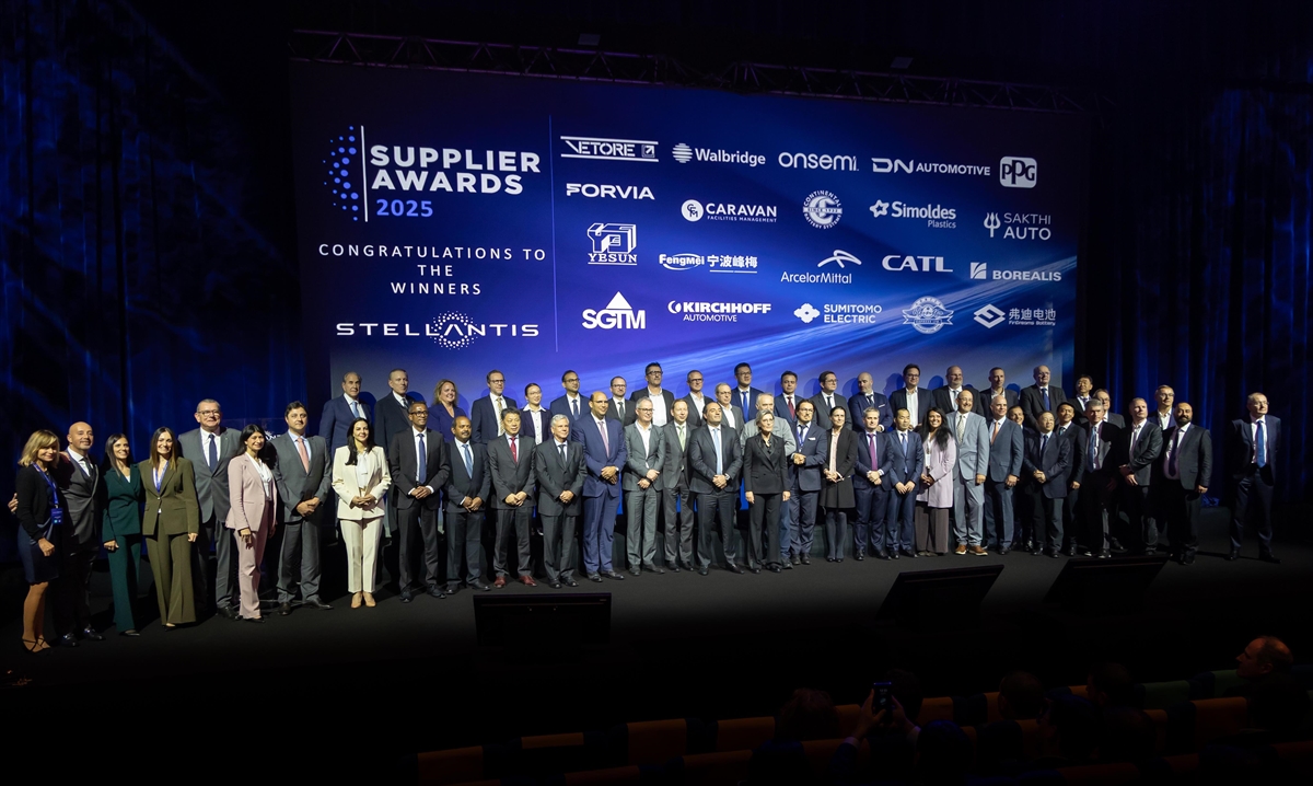 - Stellantis CEO'su Antonio Filosa:
- "Hızla değişen bir pazarda ilerlerken