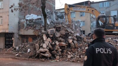 İSTANBUL (AA) – İstanbul Sultangazi'de bir binanın yıkımı sırasında hasar