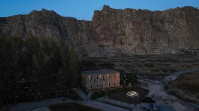 - Tarihi kaynaklarda 1. Dünya Savaşı'ndan sonra Ermeniler tarafından yıkıldığı