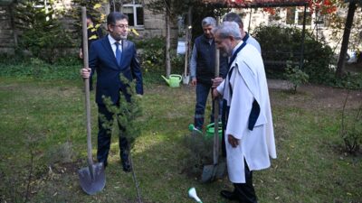 - "11 Kasım'da 81 ilimizde, 922 ilçemizde 7'den 77'ye, mümkünse