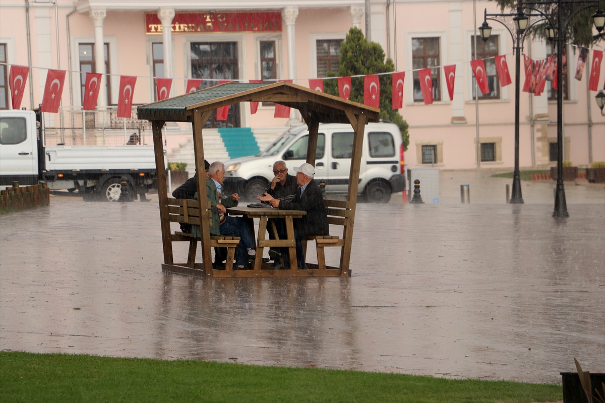 TEKİRDAĞ (AA) – Tekirdağ ve Kırklareli'nde etkili olan sağanak hayatı
