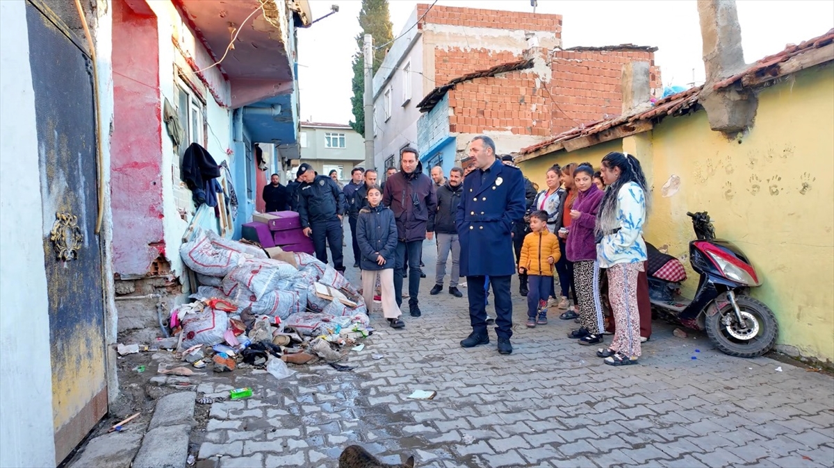 TEKİRDAĞ (AA) – Tekirdağ'da 700 polisin katılımıyla asayiş uygulaması yapıldı.