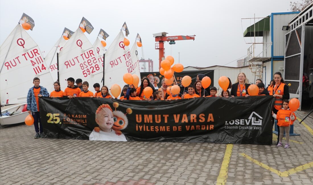 TEKİRDAĞ (AA) – Tekirdağ'da turuncu balonlarla denize açılan yelkenciler lösemiye