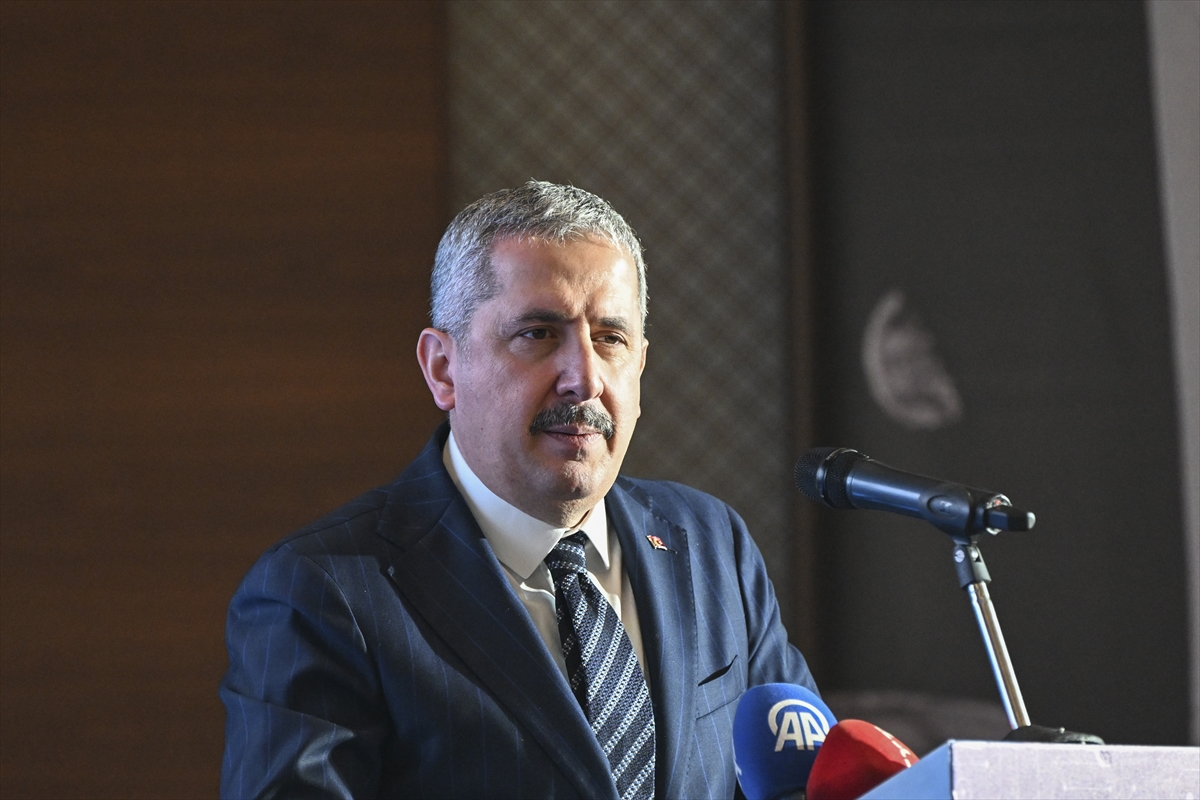 - Ticaret Bakan Yardımcısı Mahmut Gürcan:
- "(Otomotiv endüstrisinin ihracatı) 2025