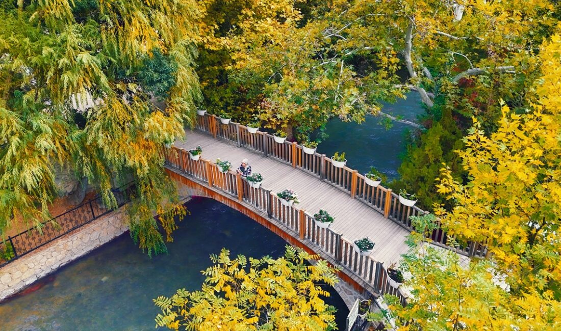 MALATYA (AA) – Malatya'nın Darende ilçesindeki Tohma Kanyonu, sonbaharda ziyaretçilerine