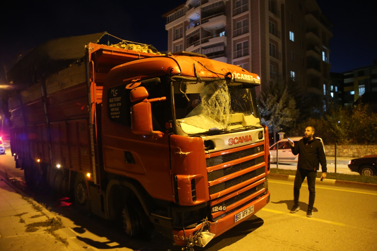 TOKAT (AA) – Tokat'ta, freni patlayan şeker pancarı yüklü kamyonun
