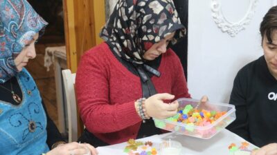 - Kentte usta öğretici Şirin Sapmaz, yarı değerli taşları işleyerek